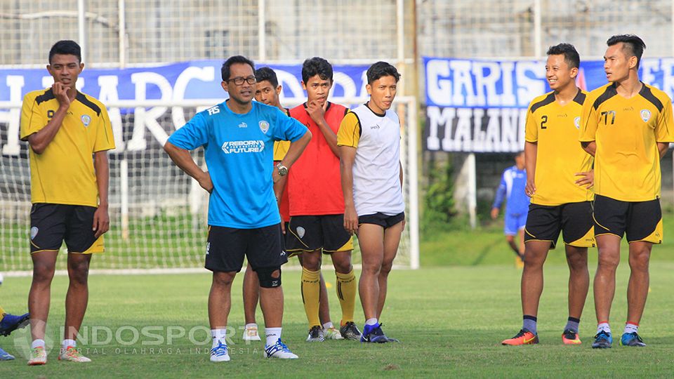 Aji Santoso saat memimpin latihan bersama skuat Arema FC. Copyright: © Ian Setiawan/Indosport
